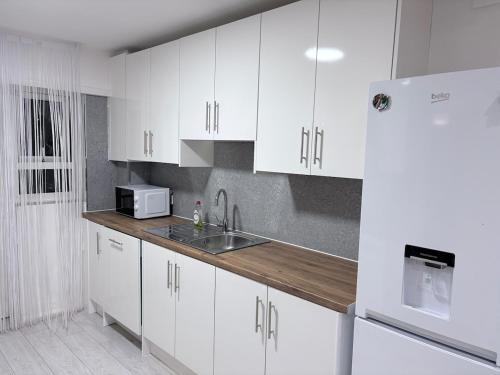 4 bedrooms 2 Baths Property & Contractor stays - image 4