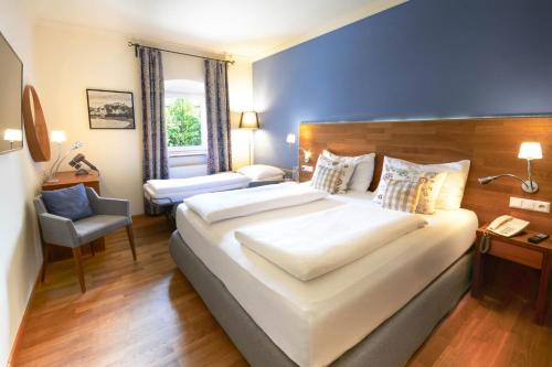 1 queen bed, 1 sofa bed