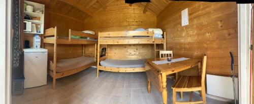 1 twin bed, 1 bunk bed