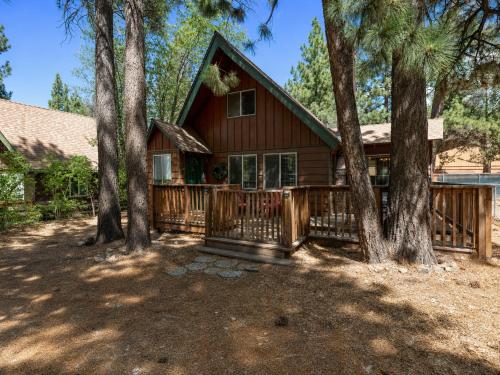 Far Enough Cabin - Chalet style cabin, walking distance to the trails! Foosball table!, Sugarloaf