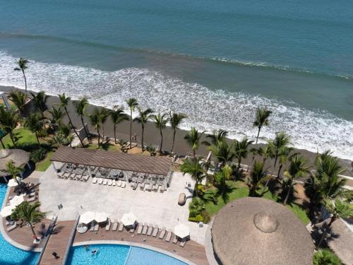 Beachfront, pool, golden zone
