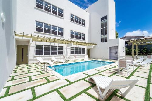 Instalaciones, Modern Condo with Resort Pool Near Beach - Coral Beach 107 in Little Battaleys