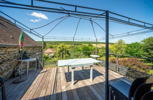 Le Mont Gigi Maison en pierre terrasse vue in Bonnay