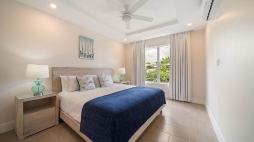 Across from beach with resort pool - Coral Beach 202 in Little Battaleys