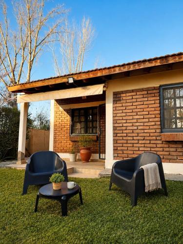 Casa mendocina con gran jardín y parrilla