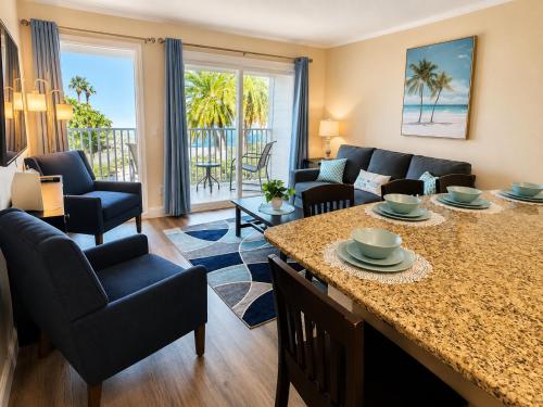 This Could Be Your View Every Night Of Your Stay!! Cozy, Comfy Remodeled Condo! - Tampa, FL