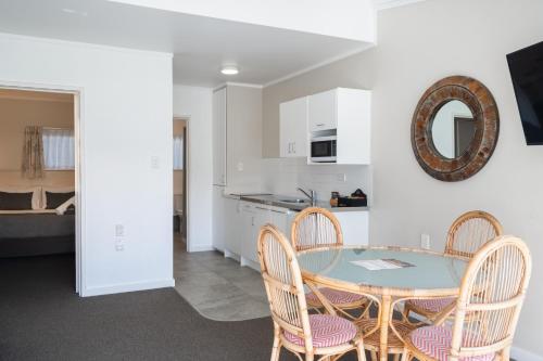 Hananui Lodge and Apartments Room Type - One-Bedroom with Courtyard 3