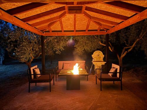 Octerra Villa - Private Jacuzzi - Lake & Mountain View in ซาเคส