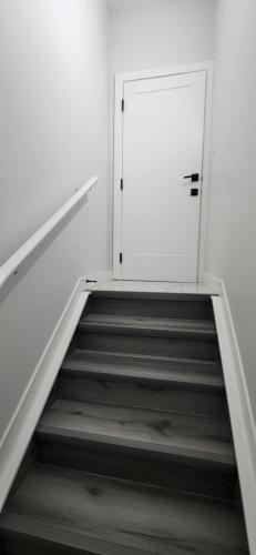 Modern Cozy 1BR Apartment Near WEM in Acheson (AB)