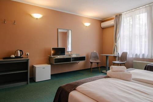 1 double bed, 1 twin bed