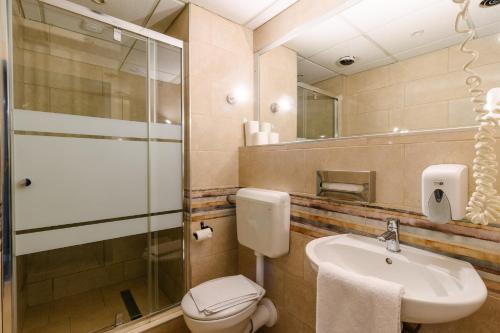 2 bedrooms, 4 beds