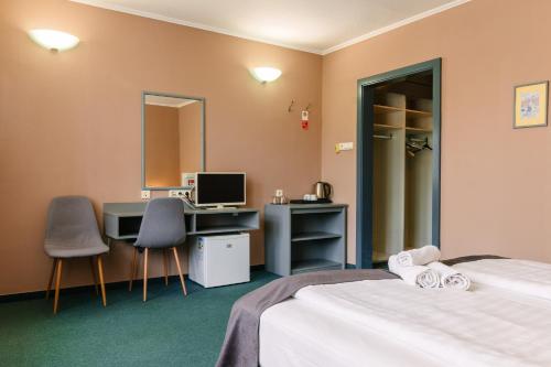 2 twin beds
