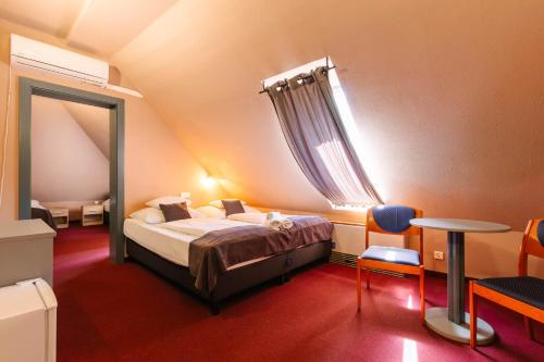 1 queen bed, 2 twin beds