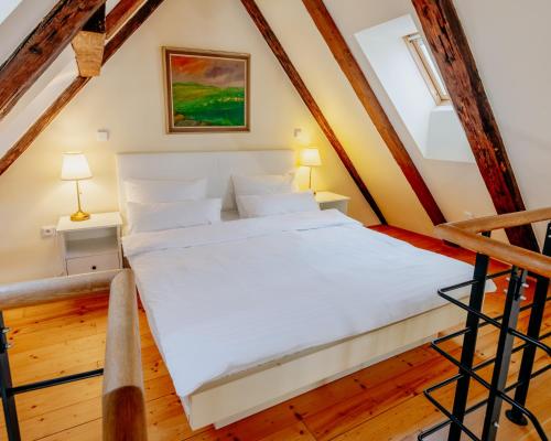 1 queen bed, 1 sofa bed