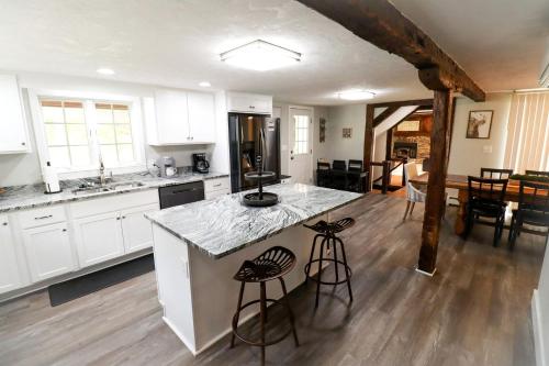 Cozy Farmhouse with Fire Pit & Peaceful Country Views in Hanover, Pennsylvania in هانوفر