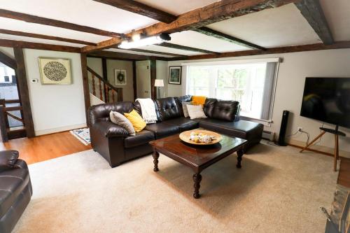 Cozy Farmhouse with Fire Pit & Peaceful Country Views in Hanover, Pennsylvania in هانوفر