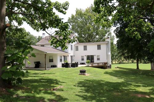 Cozy Farmhouse with Fire Pit & Peaceful Country Views in Hanover, Pennsylvania in هانوفر