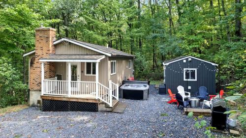 Amazing Cabin + Tiny Cabin with Hot-tub and Fire Pit in New Market, Virginia in New Market (VA)