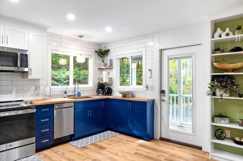 Amazing Cabin + Tiny Cabin with Hot-tub and Fire Pit in New Market, Virginia in New Market (VA)