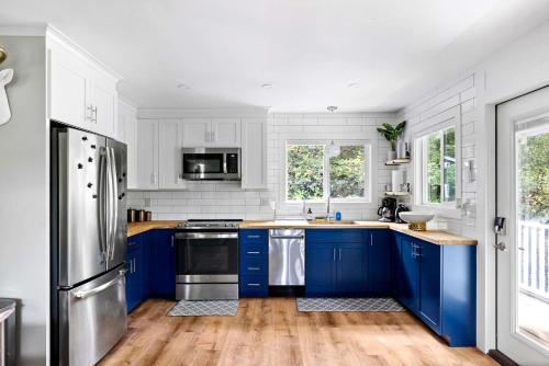Amazing Cabin + Tiny Cabin with Hot-tub and Fire Pit in New Market, Virginia in New Market (VA)