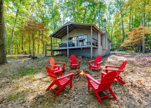 Bright and Spacious Cabin with Hot Tub, Fire Pit, and Grill Perfect for Your Hedgesville, WV Getaway in Hedgesville