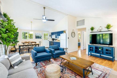 Bright and Spacious Cabin with Hot Tub, Fire Pit, and Grill Perfect for Your Hedgesville, WV Getaway in Hedgesville