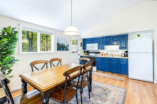 Bright and Spacious Cabin with Hot Tub, Fire Pit, and Grill Perfect for Your Hedgesville, WV Getaway in Hedgesville