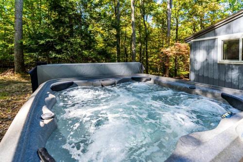 Boblebad, Bright and Spacious Cabin with Hot Tub, Fire Pit, and Grill Perfect for Your Hedgesville, WV Getaway in Hedgesville