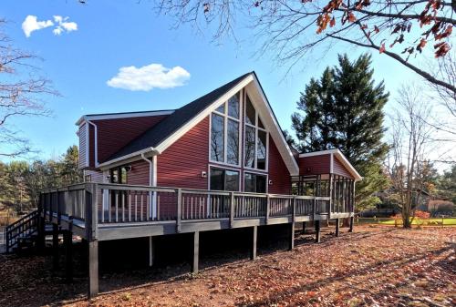 Gorgeous Vacation Rental with Grill, Fire Pit, Golf Course Views, and Resort Access in Hedgesville,  in Hedgesville