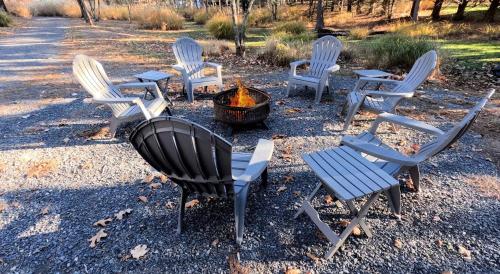 Gorgeous Vacation Rental with Grill, Fire Pit, Golf Course Views, and Resort Access in Hedgesville,  in Hedgesville