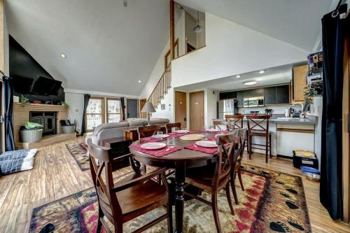 Gorgeous Vacation Rental with Grill, Fire Pit, Golf Course Views, and Resort Access in Hedgesville,  in Hedgesville