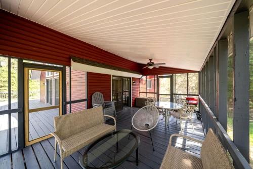 Gorgeous Vacation Rental with Grill, Fire Pit, Golf Course Views, and Resort Access in Hedgesville,  in Hedgesville