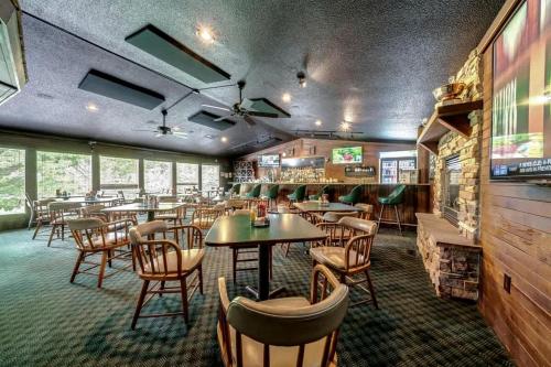 Gorgeous Vacation Rental with Grill, Fire Pit, Golf Course Views, and Resort Access in Hedgesville,  in Hedgesville