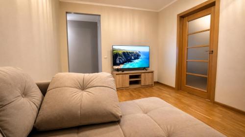 Bendra svetainė / televizorius, You Apartment Riga in Plavnieki