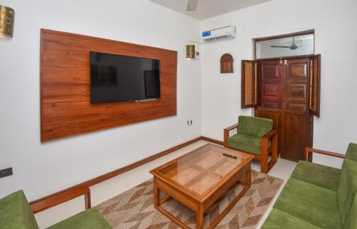 Cosy Stone town 2BEDROOM APARTMENT with parking - image 2
