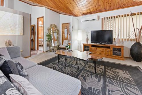 Bushland Beach Holiday House in Bushland Beach