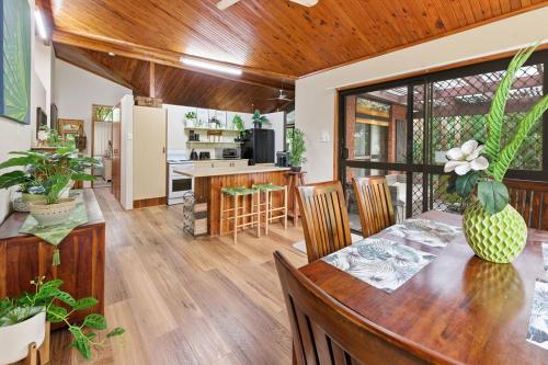 Bushland Beach Holiday House in Bushland Beach