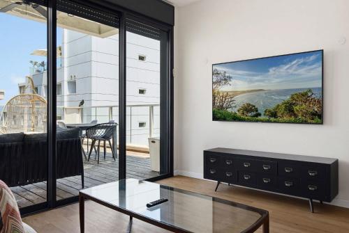 Sunny 1BR Penthouse by HolyGuest - image 5
