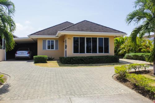 Serene Family-friendly Home With Pool & Gym in Plantation Village