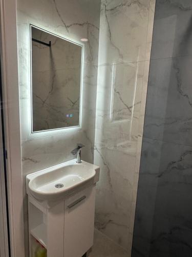 LaNy CENTRAL APARTMENT - image 2