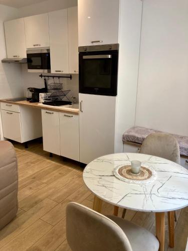 Studio Lot 2 RDC tout à pied gare plages restos