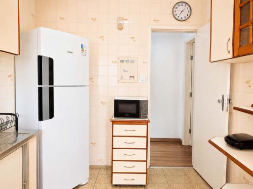 Apartamento na Quadra da Praia do Forte 3 Quartos com Ar Condicionado - image 5