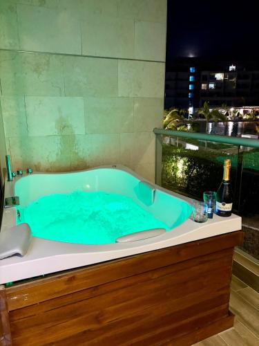 Jacuzzi privado con vista a la laguna de Baía Kristal