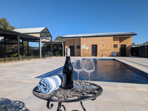 Úszómedence, Albert Park Motor Inn - Pool and shaded parking in Longreach