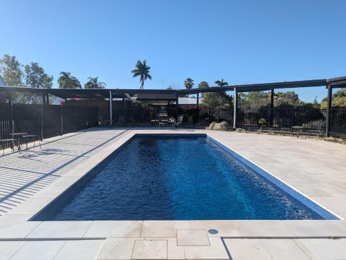 Úszómedence, Albert Park Motor Inn - Pool and shaded parking in Longreach