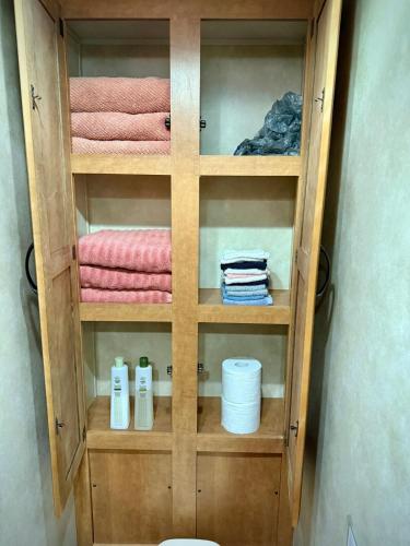 حمام, RV Glamping Near Blue Ridge Parkway in تروتفيل