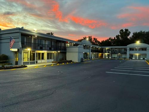 Exterior view, Days Inn & Suites by Wyndham Dayton North in Dayton (OH)