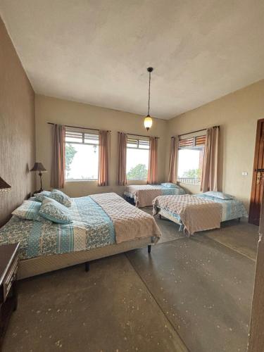 House with Pool and Private Nature in Villa Canales