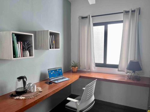 Studio Private Office + King Bed + Fast WiFi + AC