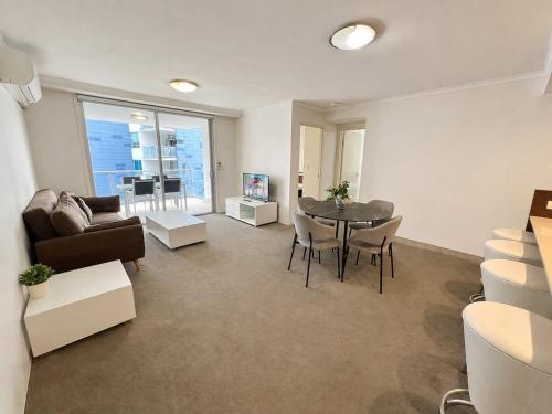 Prime Location River Glimpse 2BR Walk to CBD with Parking